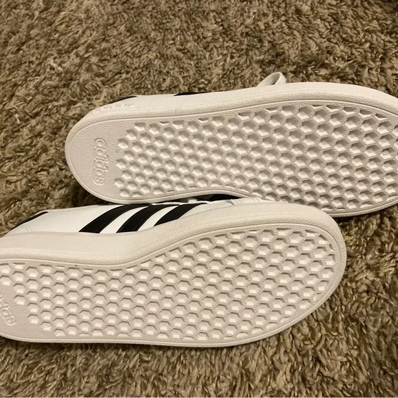 Kid shoes kid sneakers New Adidas Never Worn Size 2 1/2 Kid Shoes NWOT - Picture 3 of 11